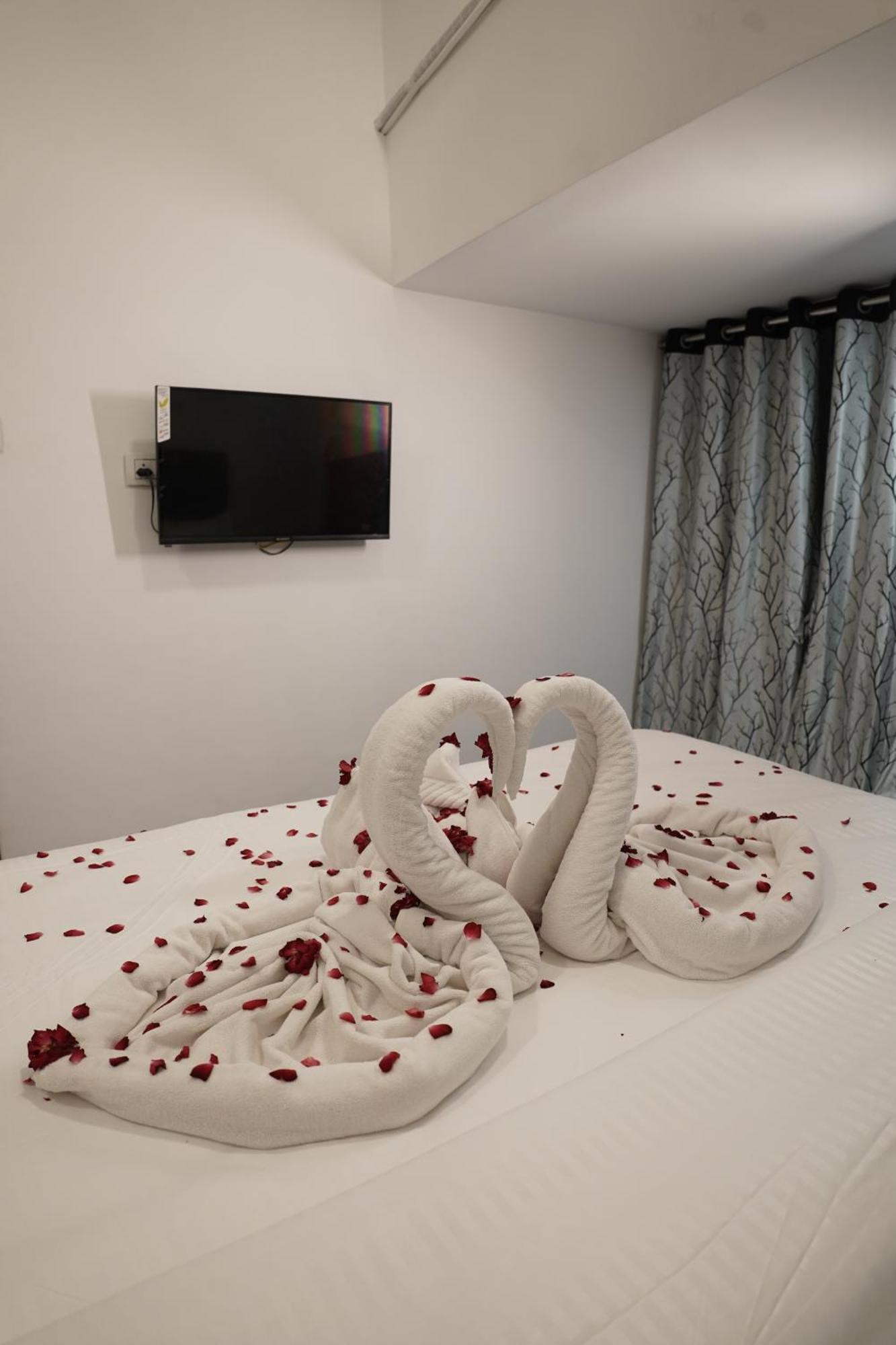 Hotel Royal Accord Surat Exterior foto